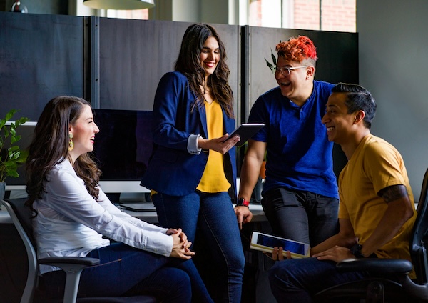 imagen de equipo de trabajo jóven compartiendo